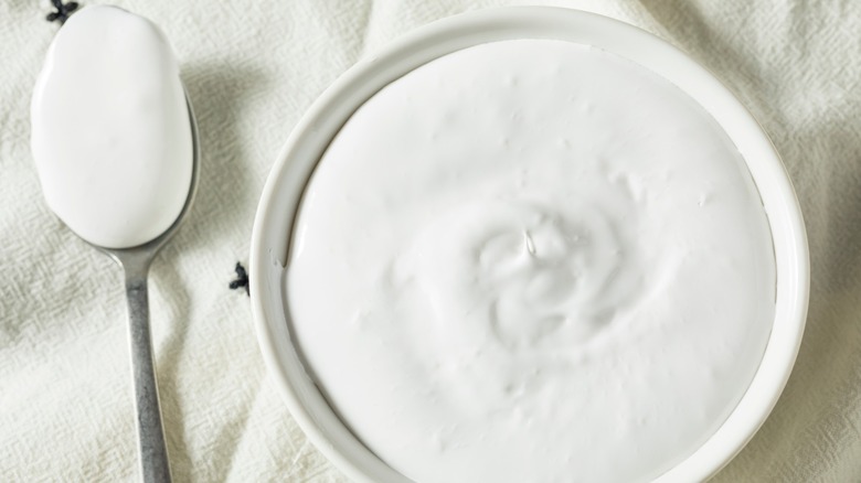 Homemade marshmallow fluff lasts two to six weeks when stored correctly