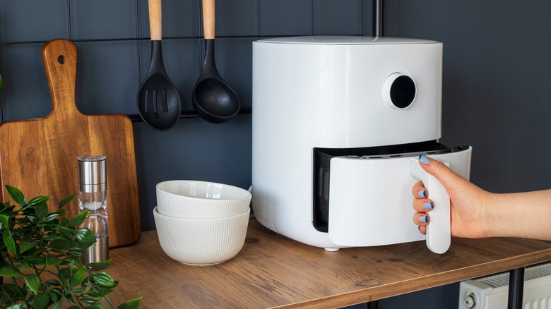 hand opening air fryer basket