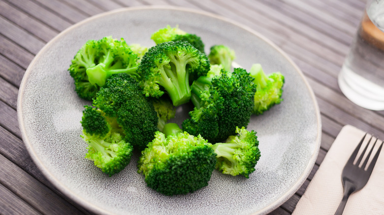 plate of boiled broccoli