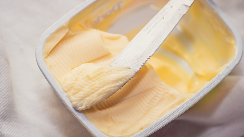 knife with margarine