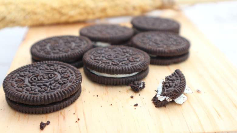 plate of Oreos