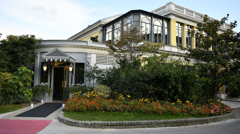 Yannick Alléno Paris restaurant exterior