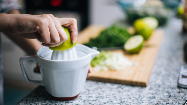 Squeezing lemon using a manual squeezer