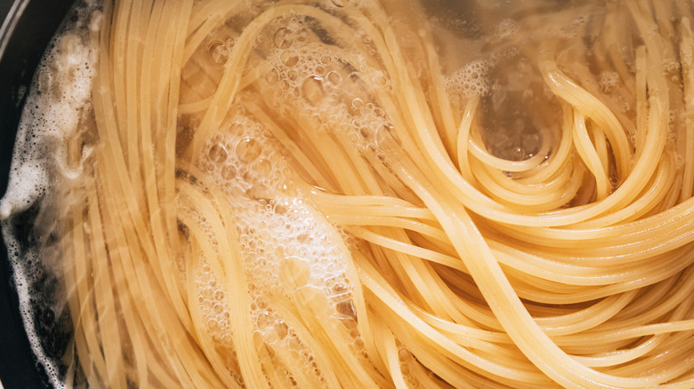 How Much Water You Should Really Use To Cook Pasta 