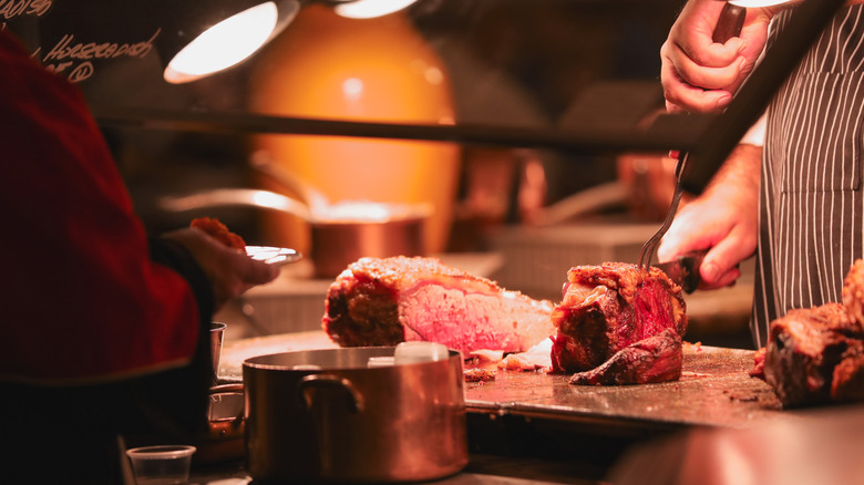 Prime rib being sliced at a Las Vegas buffet.