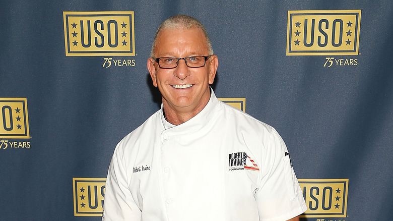 Robert Irvine with USO backdrop