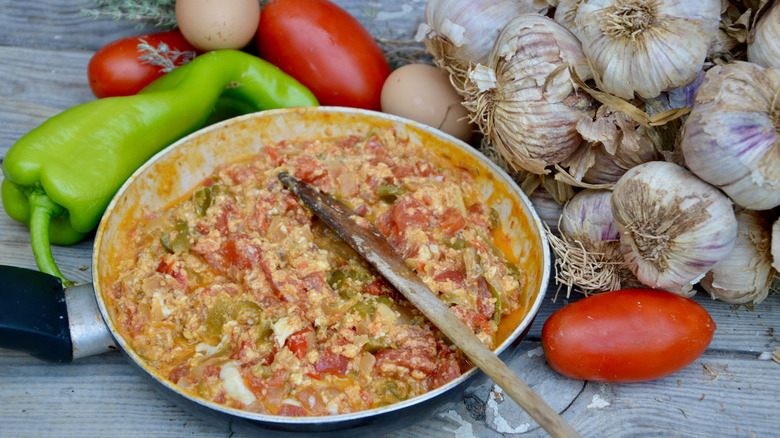 Eggs pipérade in pan