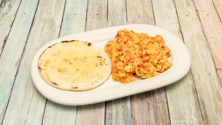 Huevos perico dish