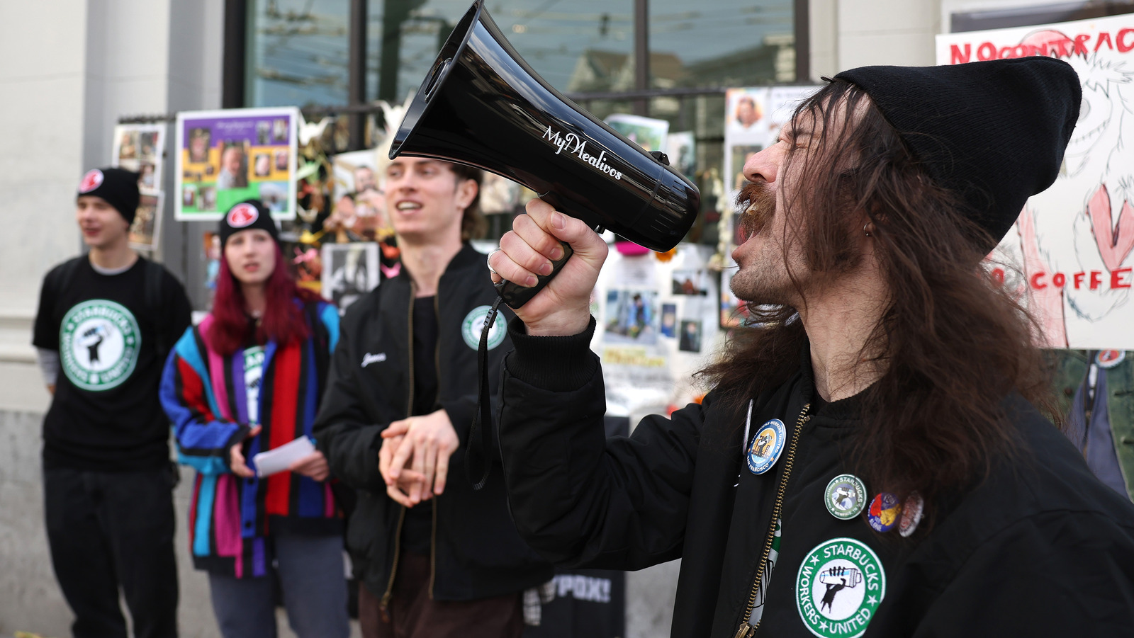 how-starbucks-locations-decided-to-participate-in-the-red-cup-day-strike