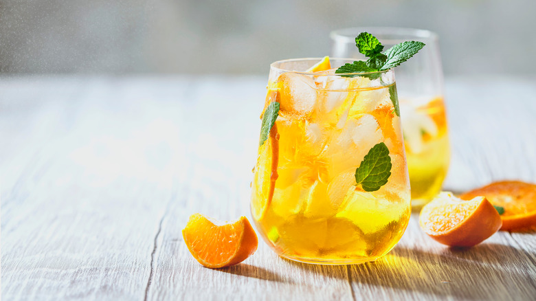 tea cocktail with mint and citrus