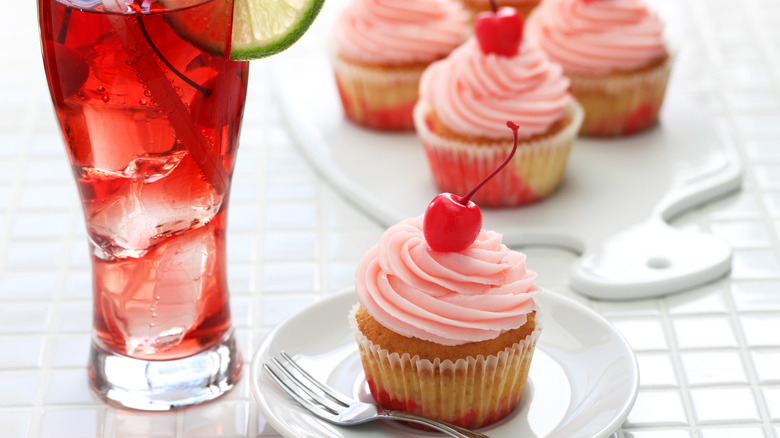 Shirley Temple cocktail with cupcakes 