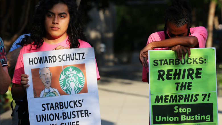 pro-union Starbucks protesters