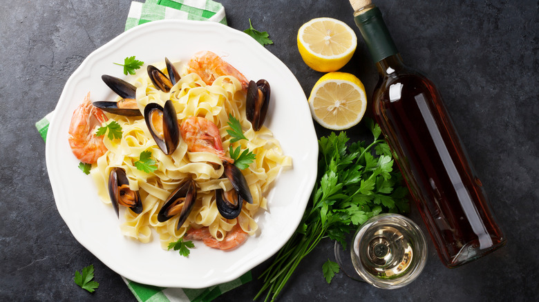 seafood pasta with white wine sauce ingredients