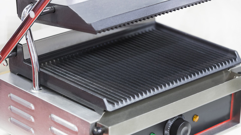 Panini press with floating hinge lid