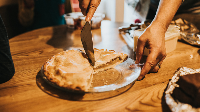 apple pie being served