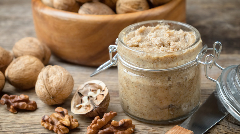 Walnut butter and walnuts