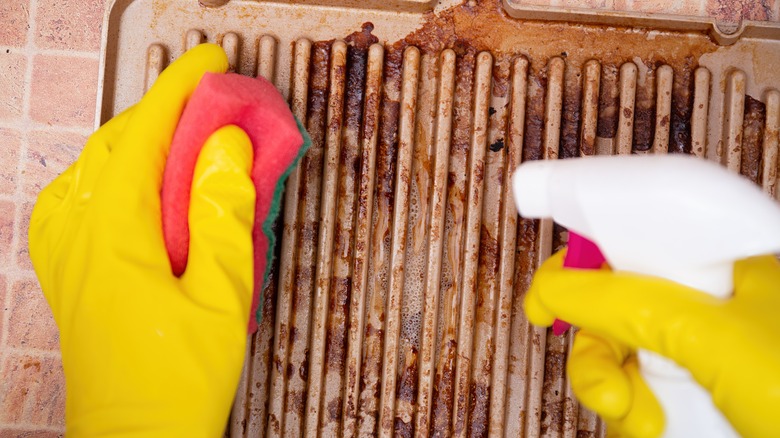 Cleaning grill grates with solution 