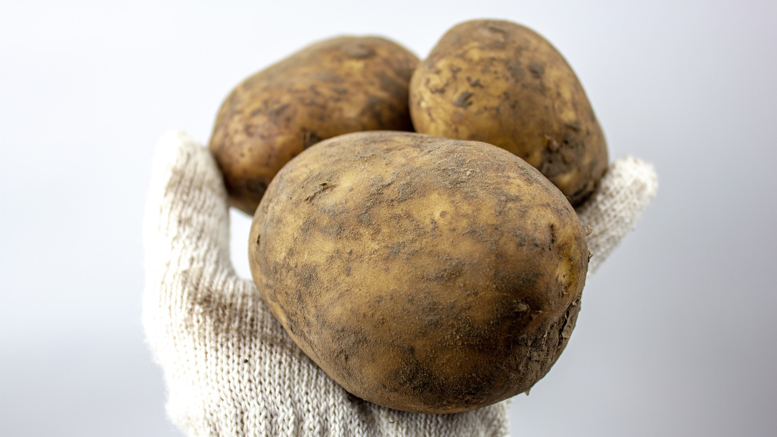 https://www.tastingtable.com/img/gallery/how-to-clean-potatoes-without-a-dedicated-scrubber/l-intro-1685136269.jpg