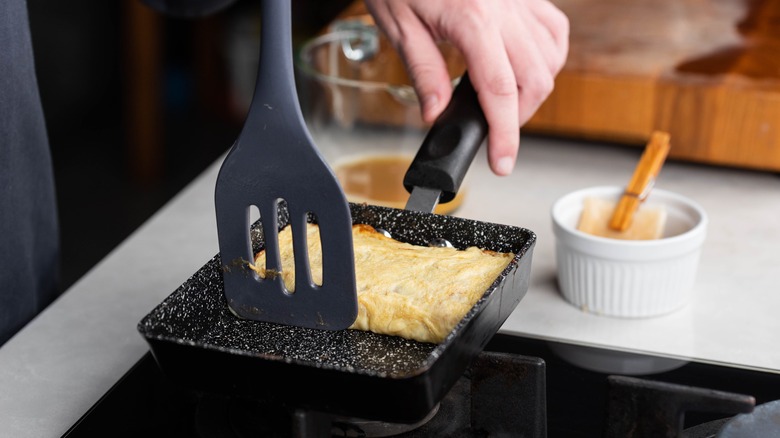 Rolling omelet in a pan