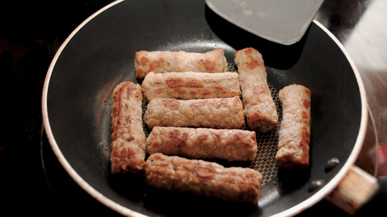 Cooking sausage links in pan