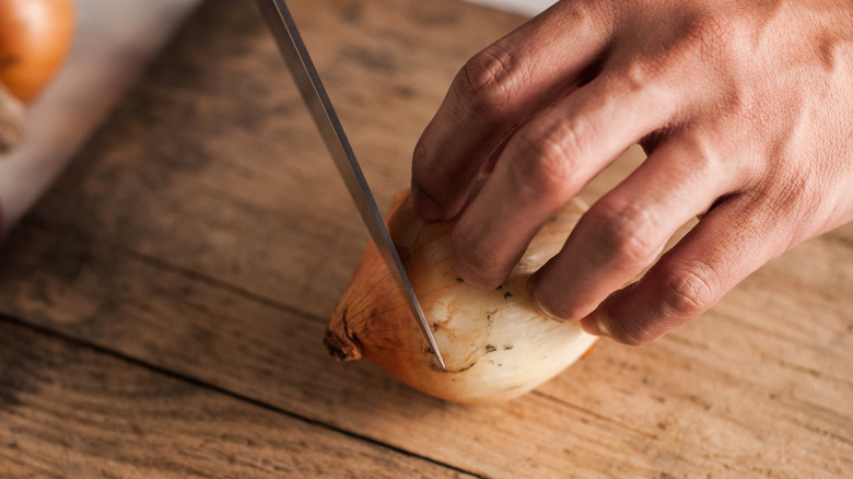 Slicing the end of an onion