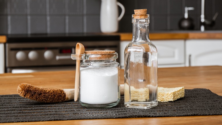 vinegar and baking soda for cleaning