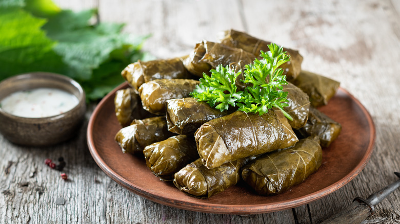 dolmas with yogurt sauce