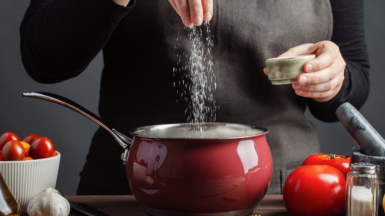 Seasoning soup tomatoes and garlic