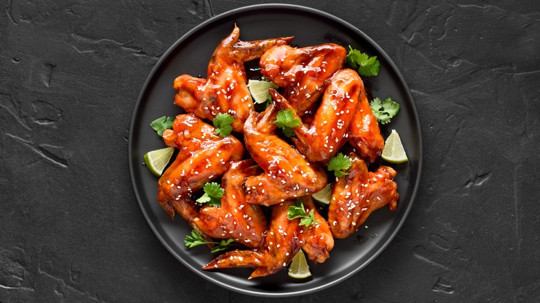 plate of roasted chicken wings