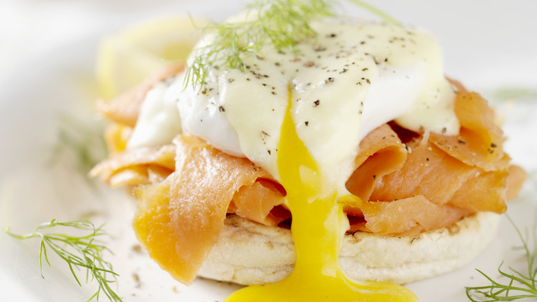 Smoked salmon on English muffin with poached egg and hollandaise