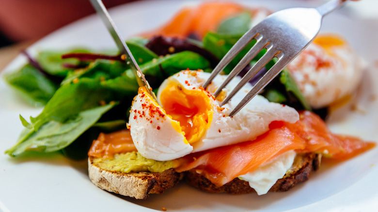 poached egg and smoked salmon toast