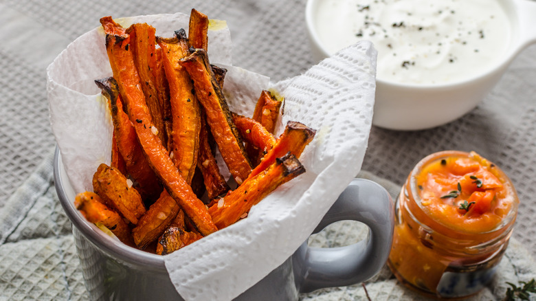 Baked carrot fries with dipping sauce