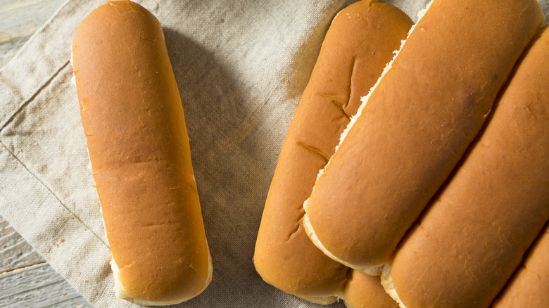 hot dog buns