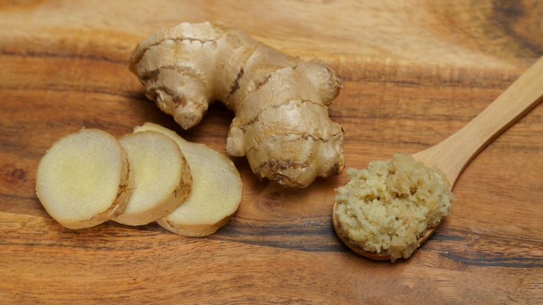 Ground and sliced fresh ginger