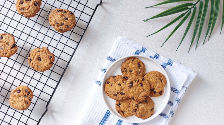 Cookies cooling on rack