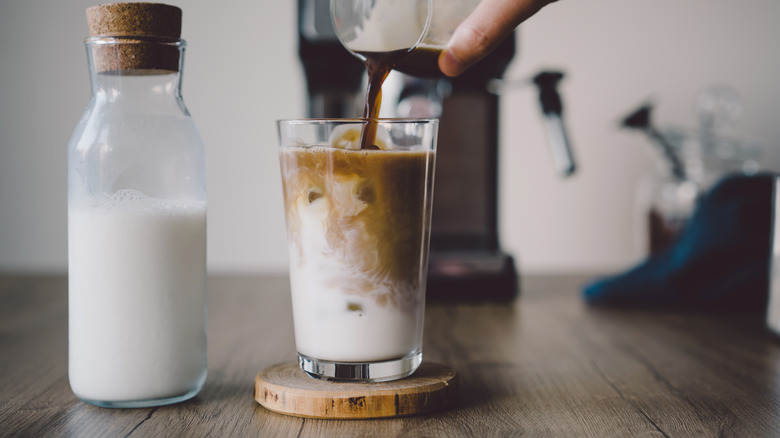 Preparing iced latte