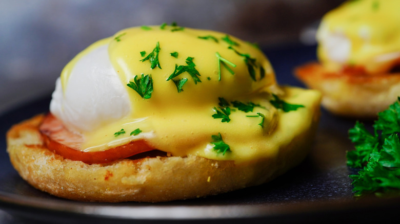 eggs benedict with hollandaise