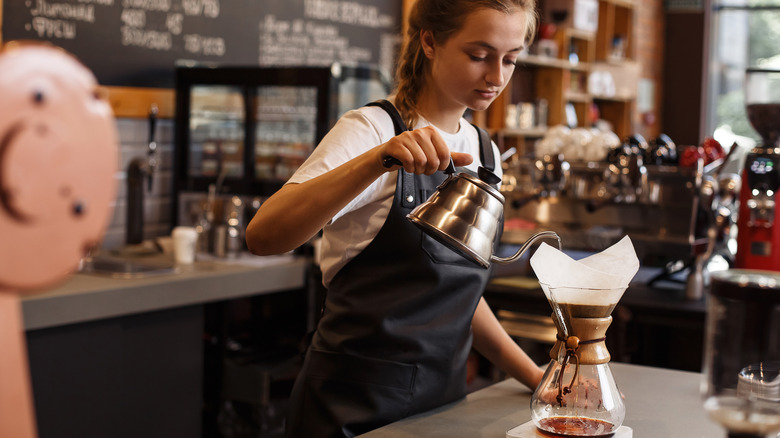 barista using a chemex