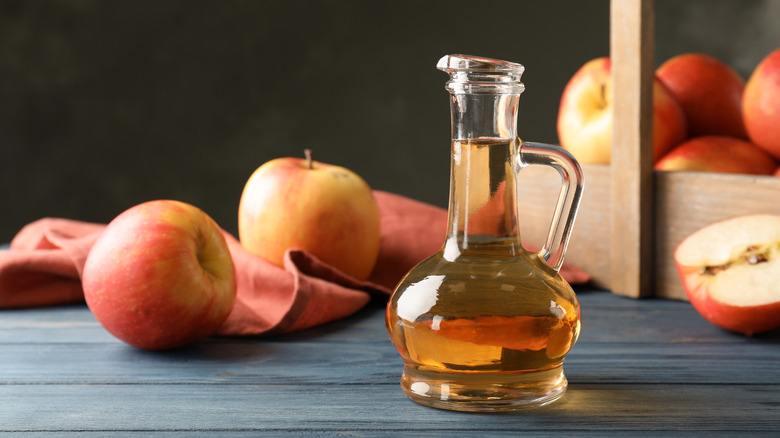 apple cider vinegar and apples