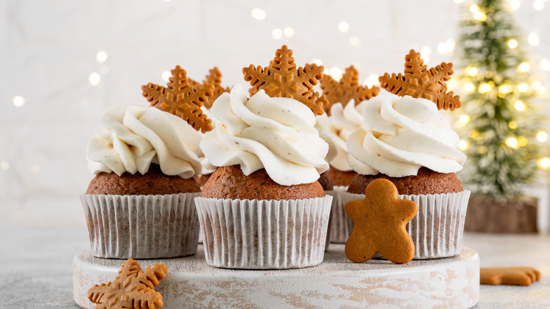 Pedestal tray of gingerbread cupcakes