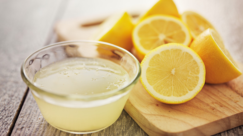 Lemon juice and sliced lemons