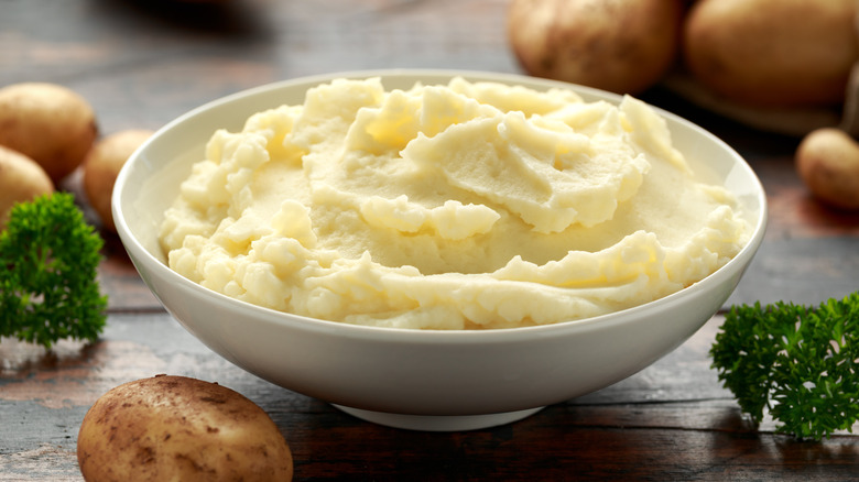 mashed potatoes in white bowl