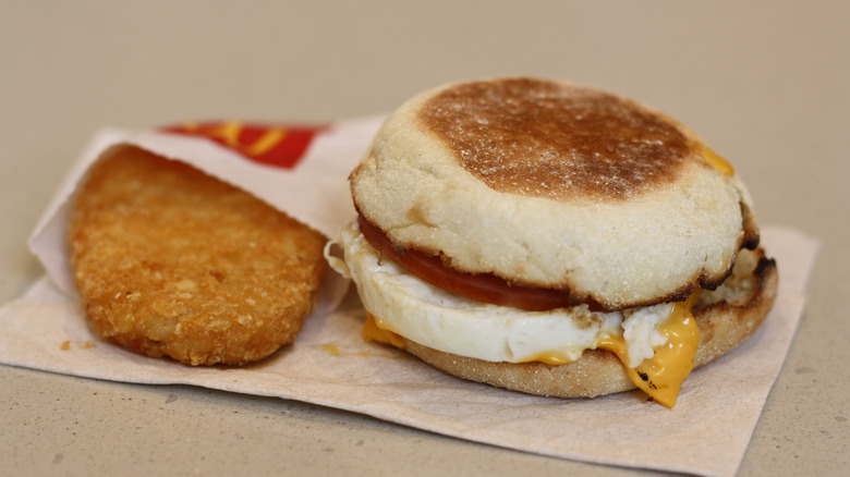 https://www.tastingtable.com/img/gallery/how-to-replicate-the-egg-from-a-mcmuffin-without-a-mold/intro-1661369353.jpg