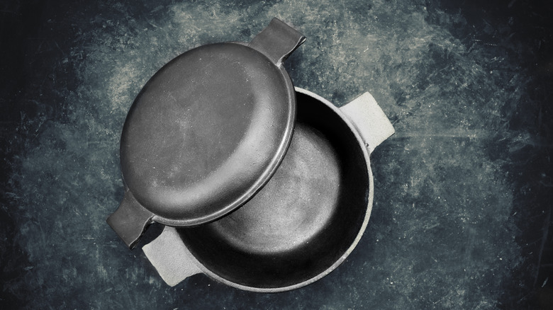 Cast iron pan with lid