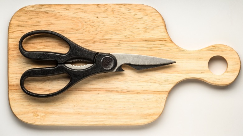 cutting board and kitchen shears