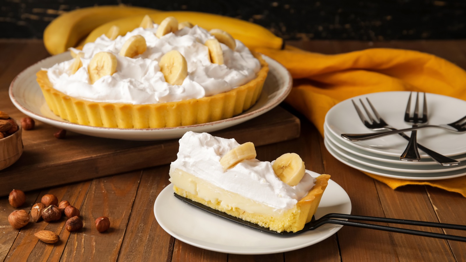 How do you keep bananas from turning brown in a banana cream pie?