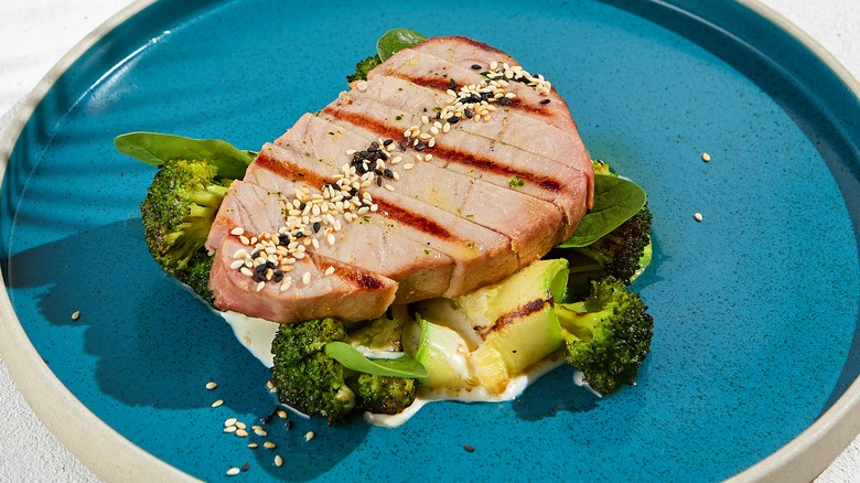 Tuna with veggies and sesame seeds