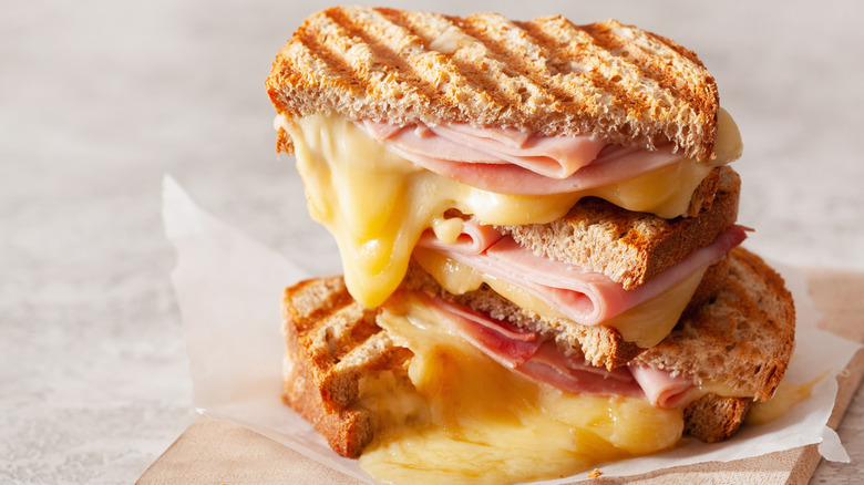 Grilled cheese with ham 