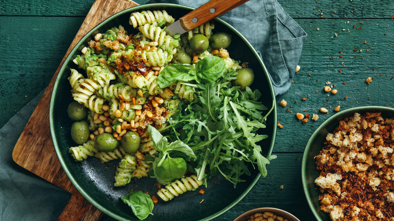 salad with pesto dressing