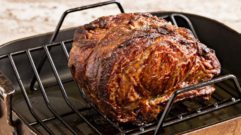 https://www.tastingtable.com/img/gallery/how-to-use-aluminum-foil-to-mimic-a-roasting-rack-in-a-pinch/intro-1688537457.jpg